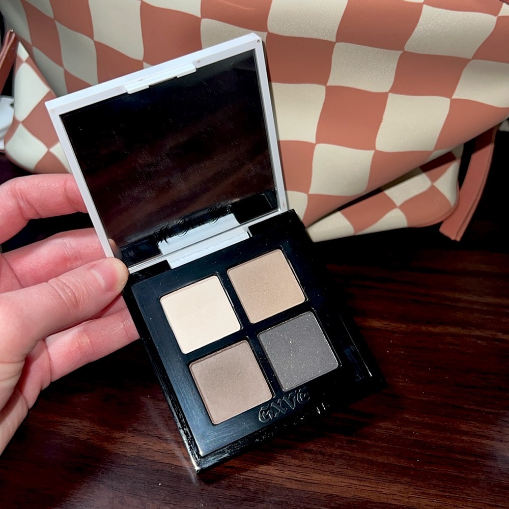 Give beauty by Gwen Stefani eyeshadow quad (shade/ Danger Zone)